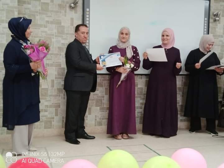 معهد الرياديين و المجلس العالمي لتمكين المرأة يكرمون المعلمة المعطاء 