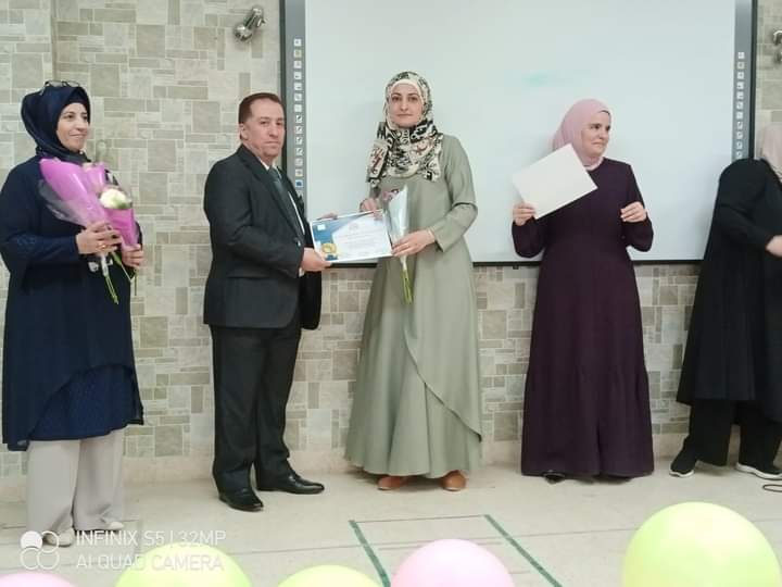 معهد الرياديين و المجلس العالمي لتمكين المرأة يكرمون المعلمة المعطاء 