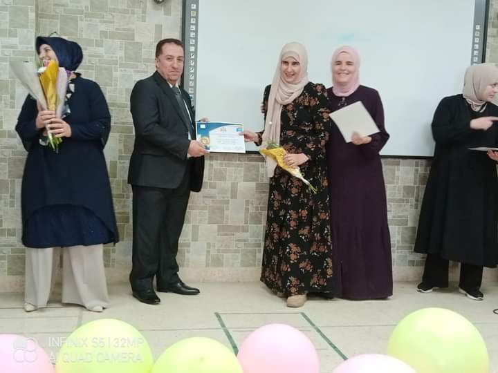 معهد الرياديين و المجلس العالمي لتمكين المرأة يكرمون المعلمة المعطاء 