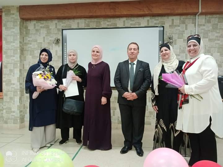 معهد الرياديين و المجلس العالمي لتمكين المرأة يكرمون المعلمة المعطاء 