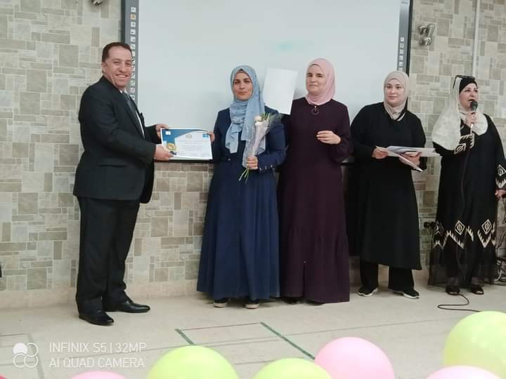 معهد الرياديين و المجلس العالمي لتمكين المرأة يكرمون المعلمة المعطاء 