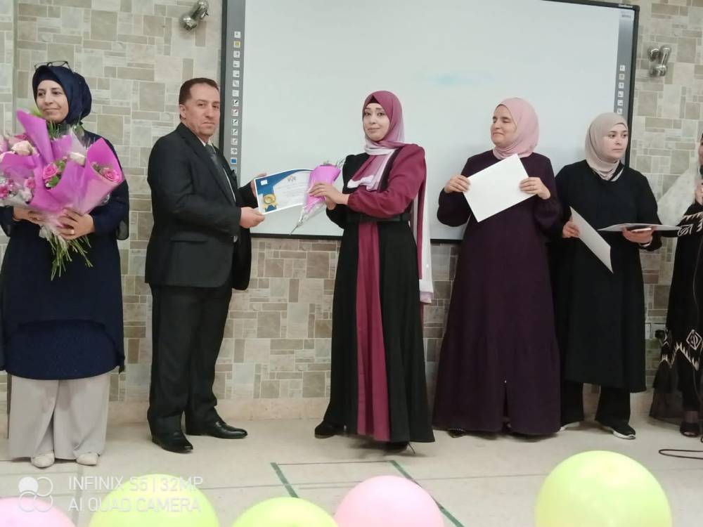 معهد الرياديين و المجلس العالمي لتمكين المرأة يكرمون المعلمة المعطاء 