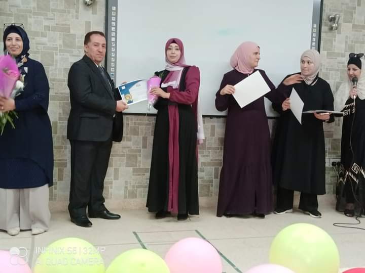 معهد الرياديين و المجلس العالمي لتمكين المرأة يكرمون المعلمة المعطاء 