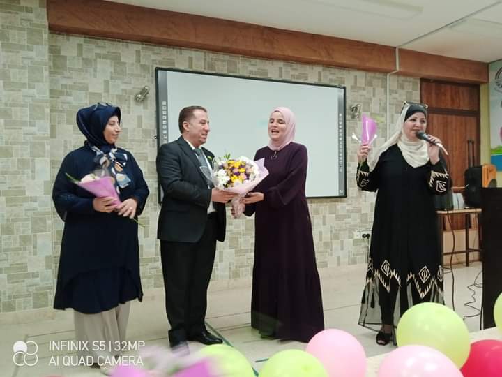 معهد الرياديين و المجلس العالمي لتمكين المرأة يكرمون المعلمة المعطاء 