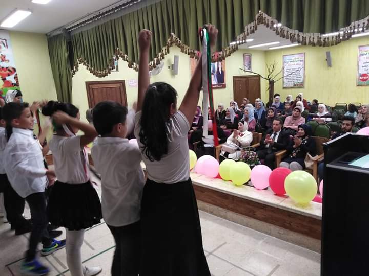 معهد الرياديين و المجلس العالمي لتمكين المرأة يكرمون المعلمة المعطاء 