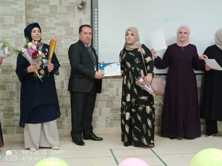 معهد الرياديين و المجلس العالمي لتمكين المرأة يكرمون المعلمة المعطاء 