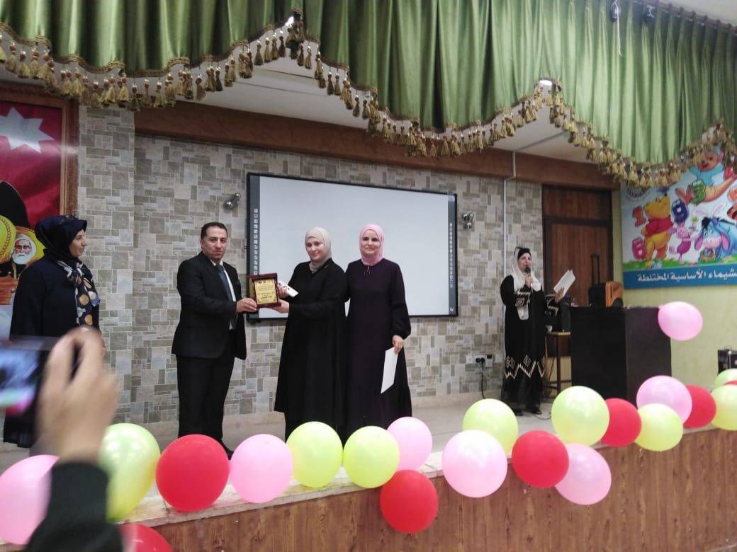 معهد الرياديين و المجلس العالمي لتمكين المرأة يكرمون المعلمة المعطاء 