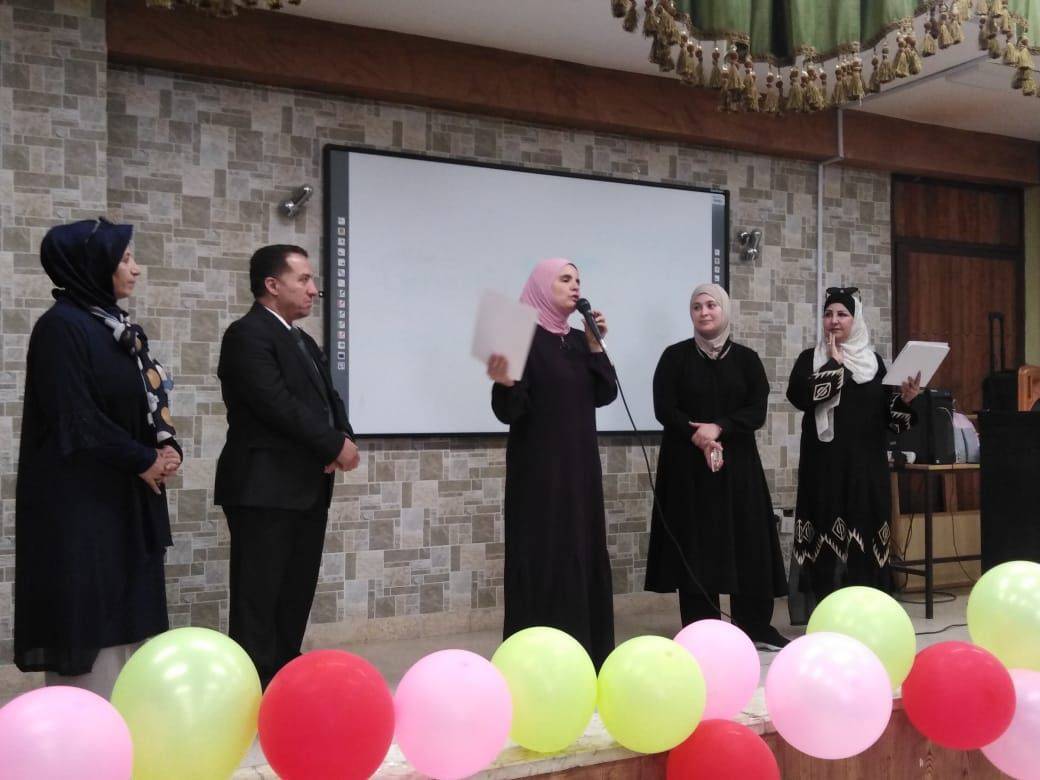 معهد الرياديين و المجلس العالمي لتمكين المرأة يكرمون المعلمة المعطاء 