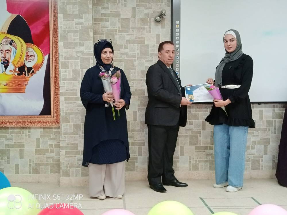 معهد الرياديين و المجلس العالمي لتمكين المرأة يكرمون المعلمة المعطاء 