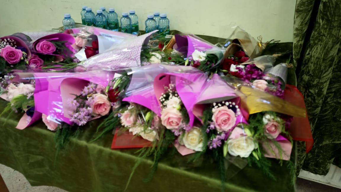 معهد الرياديين و المجلس العالمي لتمكين المرأة يكرمون المعلمة المعطاء 