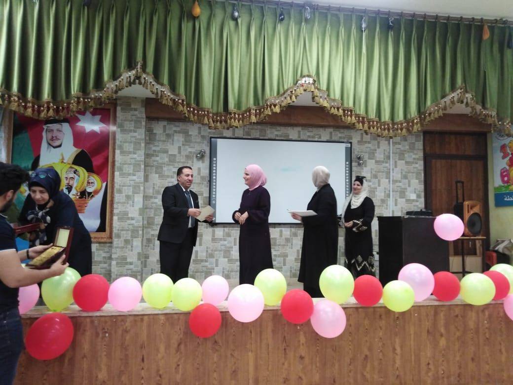 معهد الرياديين و المجلس العالمي لتمكين المرأة يكرمون المعلمة المعطاء 