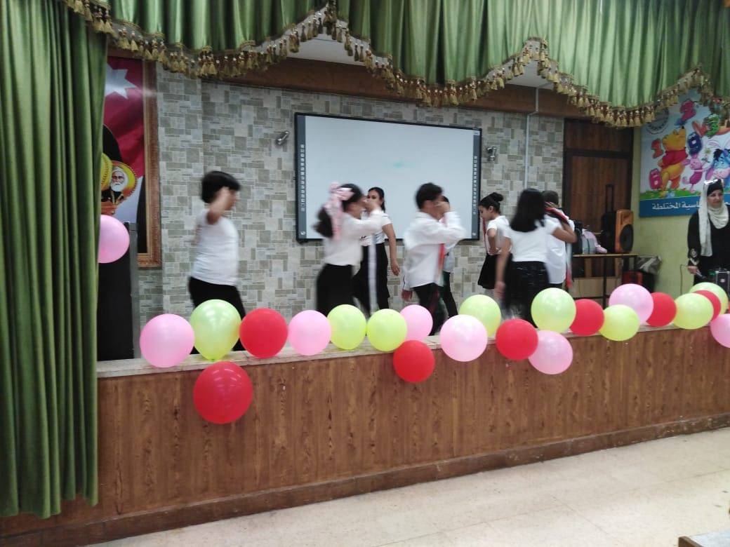 معهد الرياديين و المجلس العالمي لتمكين المرأة يكرمون المعلمة المعطاء 