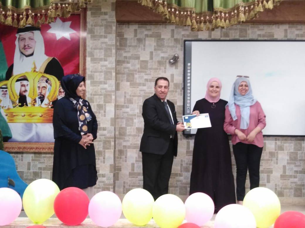 معهد الرياديين و المجلس العالمي لتمكين المرأة يكرمون المعلمة المعطاء 