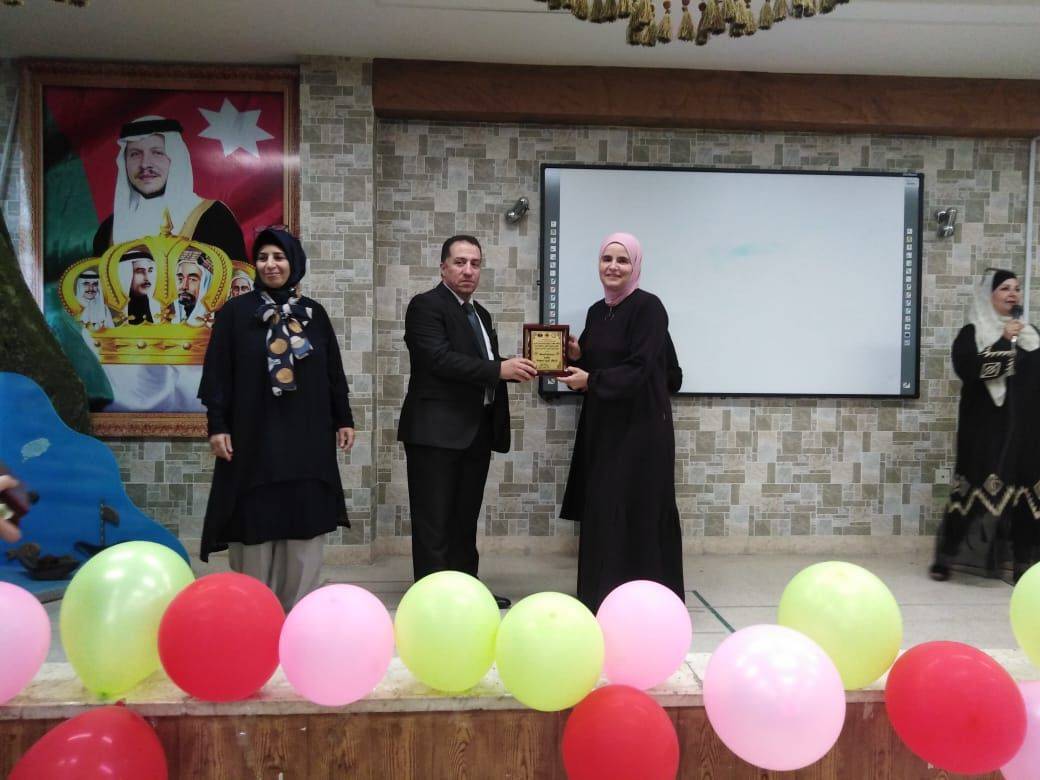 معهد الرياديين و المجلس العالمي لتمكين المرأة يكرمون المعلمة المعطاء 