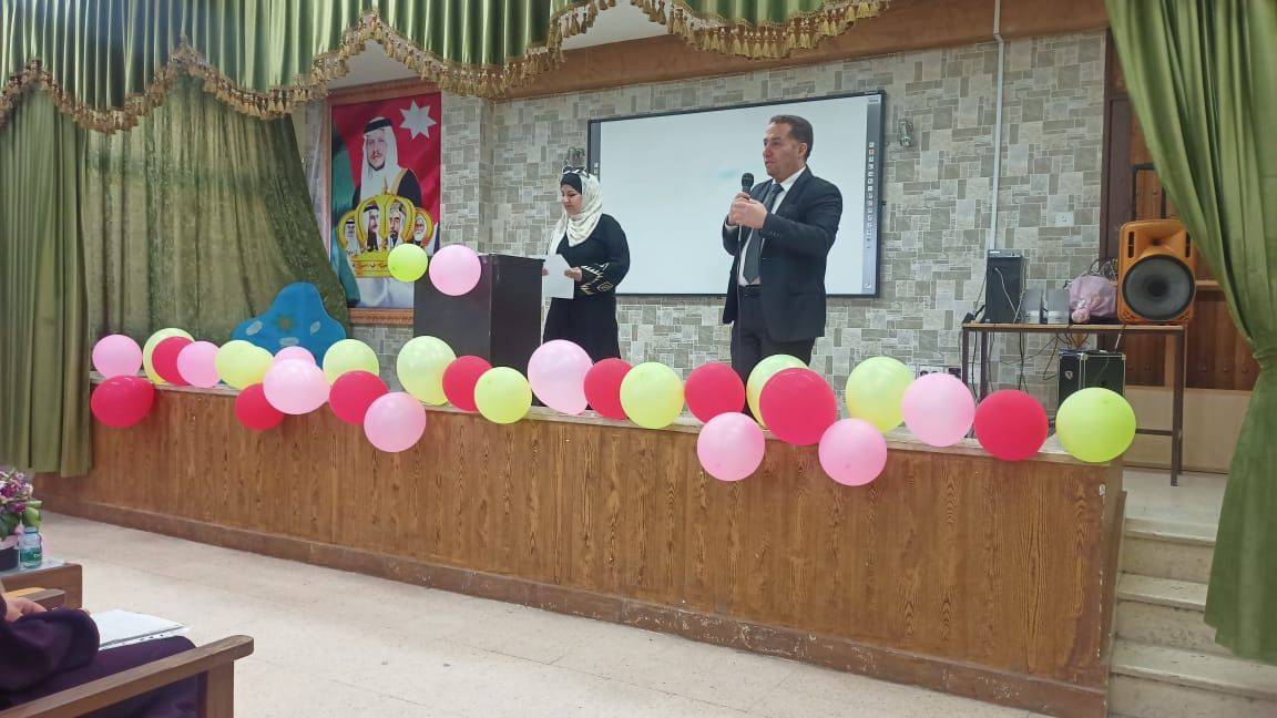 معهد الرياديين و المجلس العالمي لتمكين المرأة يكرمون المعلمة المعطاء 