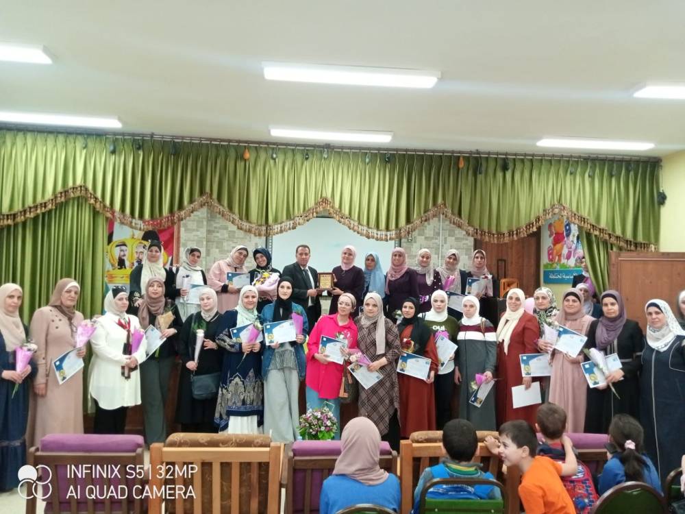 معهد الرياديين و المجلس العالمي لتمكين المرأة يكرمون المعلمة المعطاء 