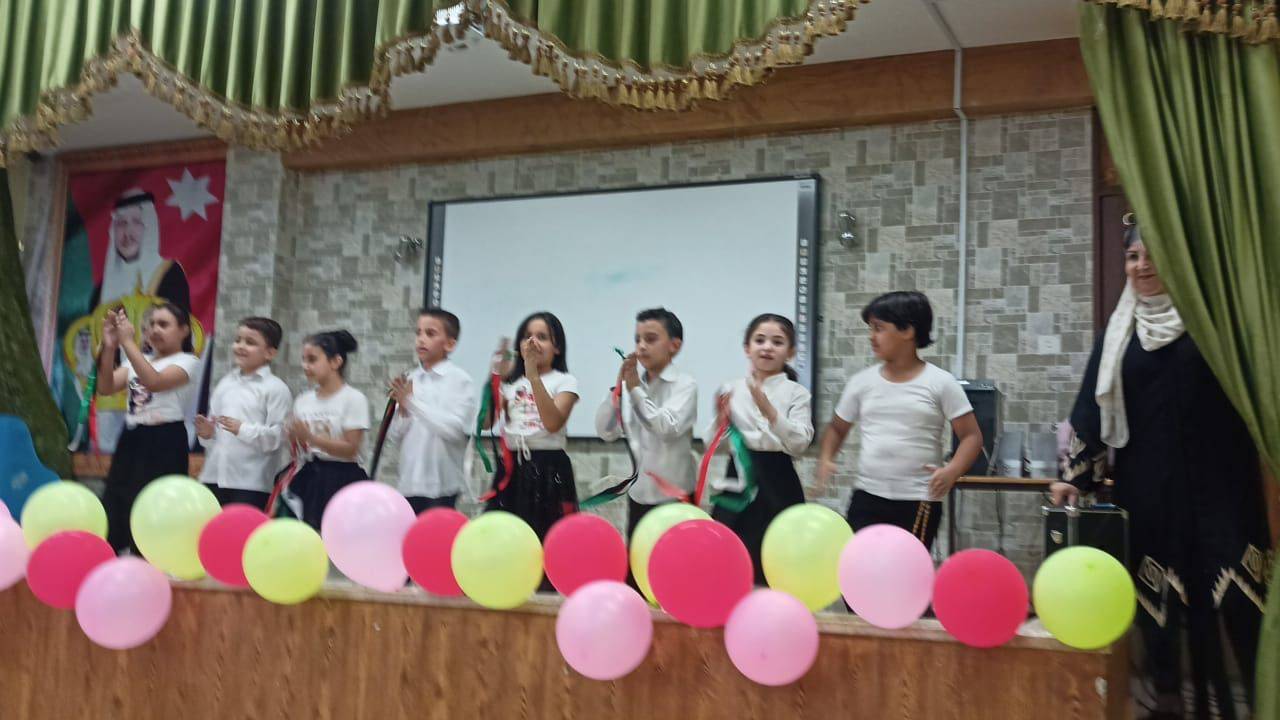 معهد الرياديين و المجلس العالمي لتمكين المرأة يكرمون المعلمة المعطاء 