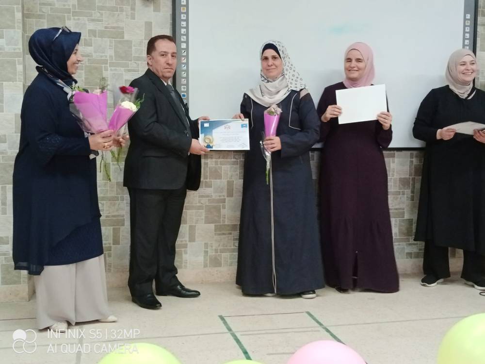 معهد الرياديين و المجلس العالمي لتمكين المرأة يكرمون المعلمة المعطاء 