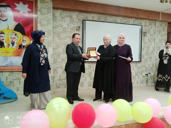 معهد الرياديين و المجلس العالمي لتمكين المرأة يكرمون المعلمة المعطاء 