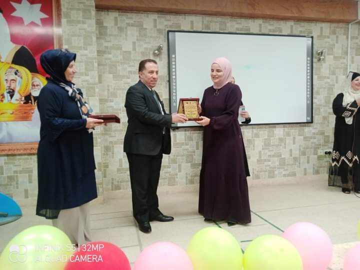 معهد الرياديين و المجلس العالمي لتمكين المرأة يكرمون المعلمة المعطاء 