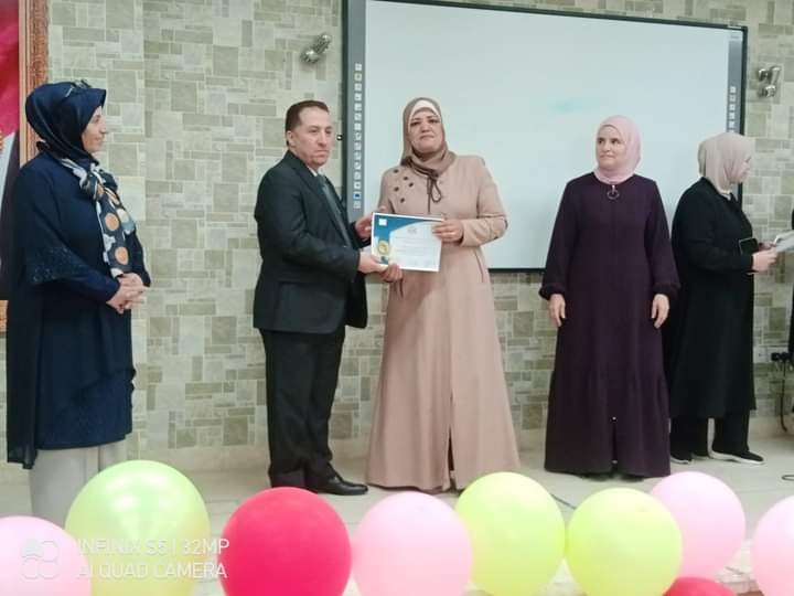 معهد الرياديين و المجلس العالمي لتمكين المرأة يكرمون المعلمة المعطاء 