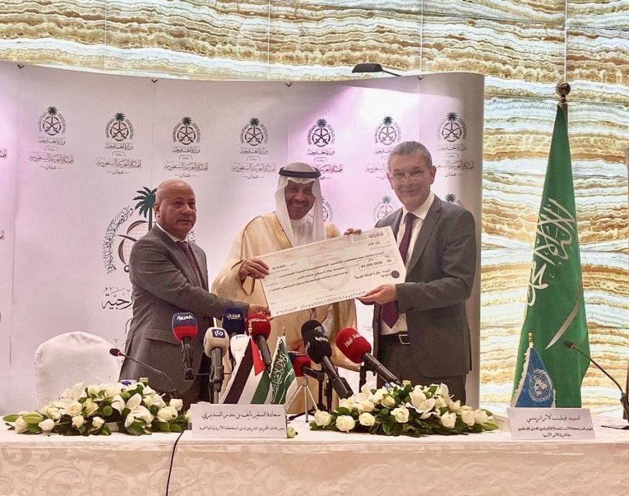 السفير السعودي يسلم المفوض العام ل (الأونروا) الشيك الذي تقدمه المملكة العربية السعودية لميزانية الوكالة
