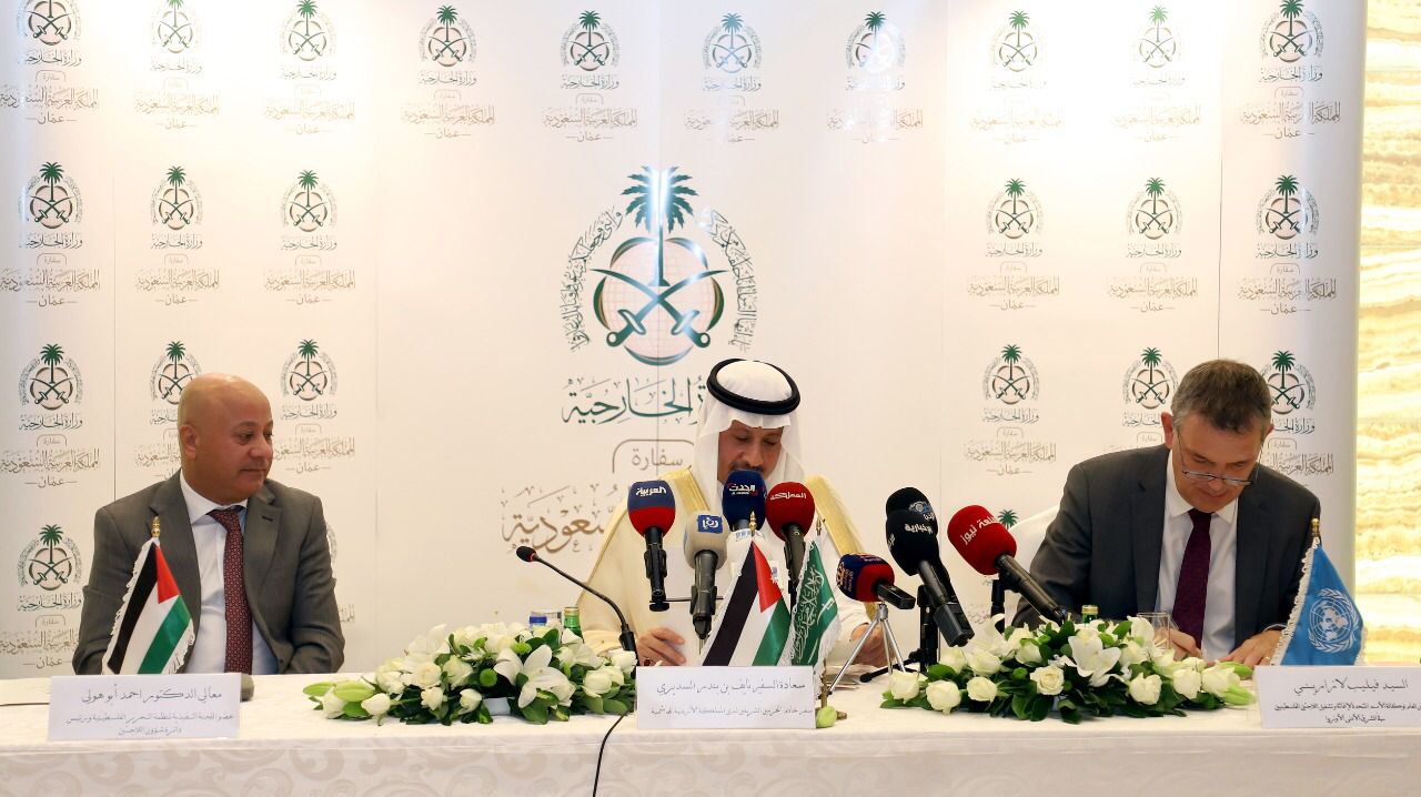 السفير السعودي يسلم المفوض العام ل (الأونروا) الشيك الذي تقدمه المملكة العربية السعودية لميزانية الوكالة 