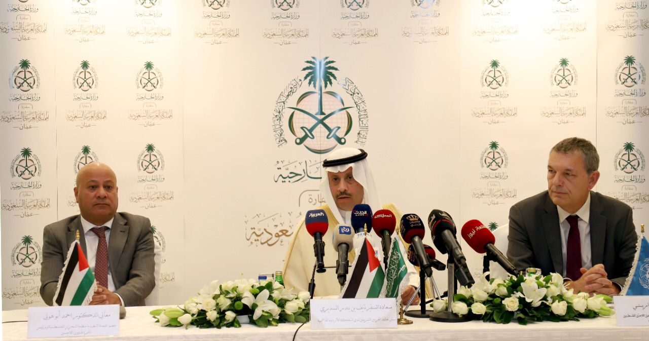 السفير السعودي يسلم المفوض العام ل (الأونروا) الشيك الذي تقدمه المملكة العربية السعودية لميزانية الوكالة 