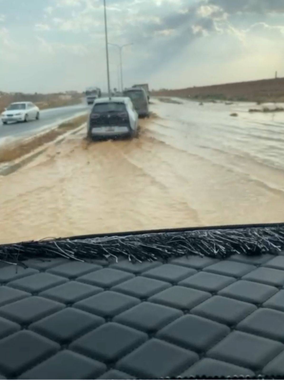 إغلاق عبارة على طريق بغداد الدولي مابين مثلث الحمرا  المفرق 