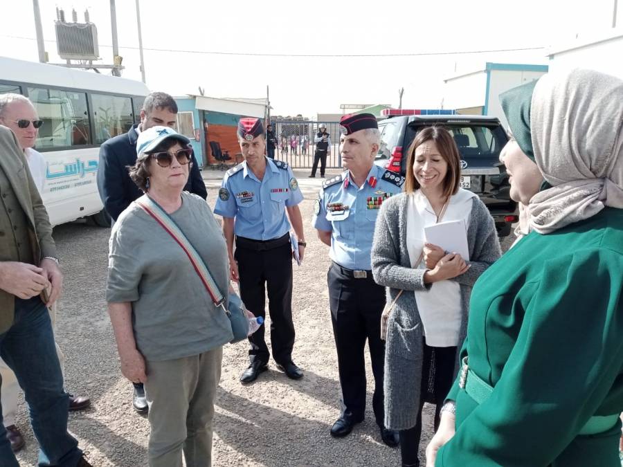 مديرة التربية والتعليم للواء البادية الشمالية الغربية لينا الزعبي تستقبل وفد البرلمان البريطاني