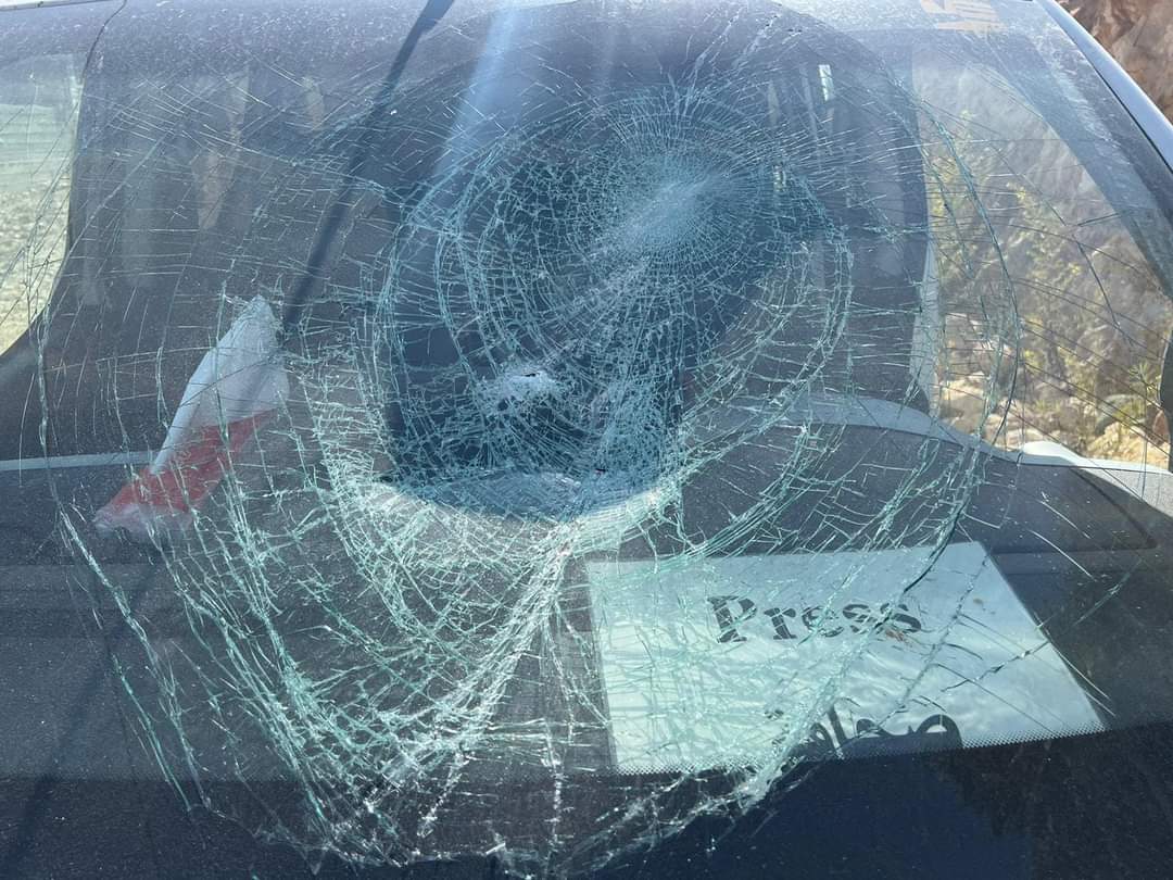 نقابة الصحفيين الفلسطينيين تدين بشدة إعتداء المستوطنين على سيارات الصحفيين وتحطيمها
