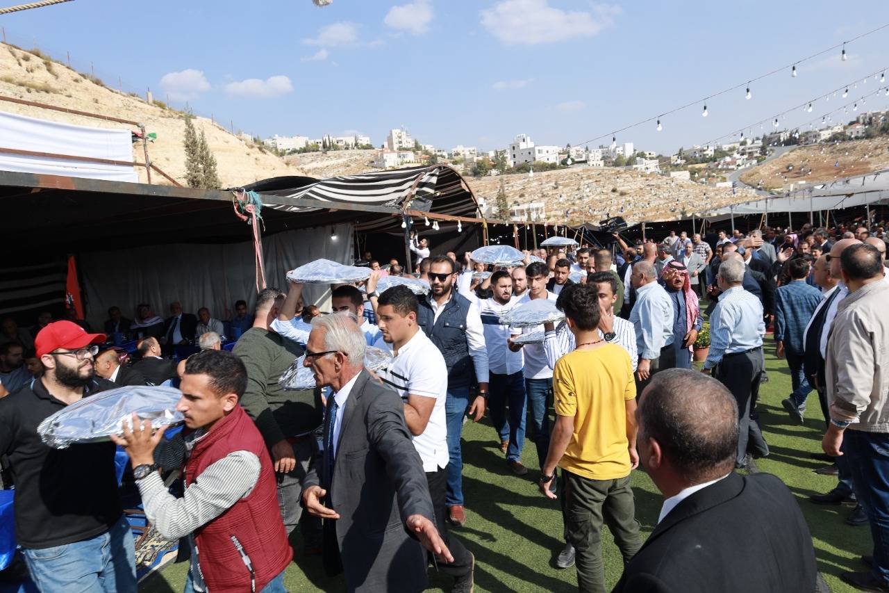 سليمان عبد الرحمن خريسات يقيم مأدبة غداء بمناسبة زفاف ابنه المهندس عماد