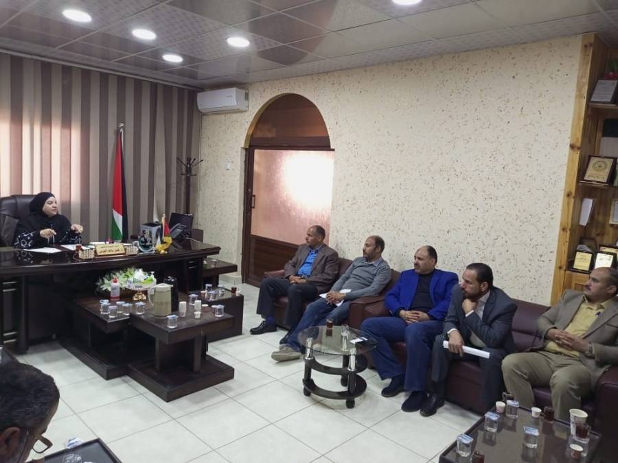 مديرة تربية البادية الشمالية الشرقية تعقد اجتماعا مع رؤساء الأقسام لمناقشة واقع المدارس في المديرية