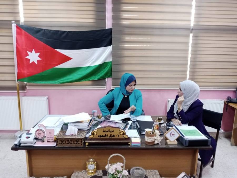 مديرة التربية والتعليم للواء البادية الشمالية الغربية تتفقد مدارس قضاء السرحان