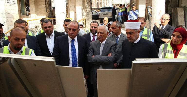 رئيس الديوان الملكي يتفقد مشروع إعادة تأهيل المسجد الحسيني_ صور