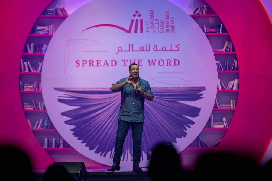 أمسية شعرية غصّت بجمهور الكلمة هشام الجخ يطرب جمهور الشارقة الدولي للكتاب شعراً