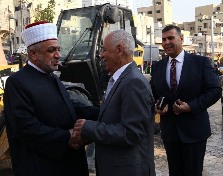 رئيس الديوان الملكي يتفقد مشروع إعادة تأهيل المسجد الحسيني صور