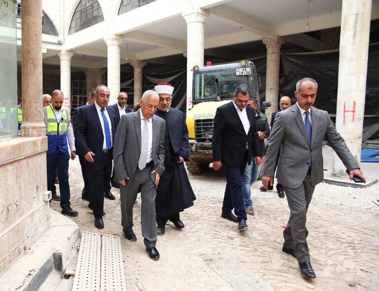 رئيس الديوان الملكي يتفقد مشروع إعادة تأهيل المسجد الحسيني صور