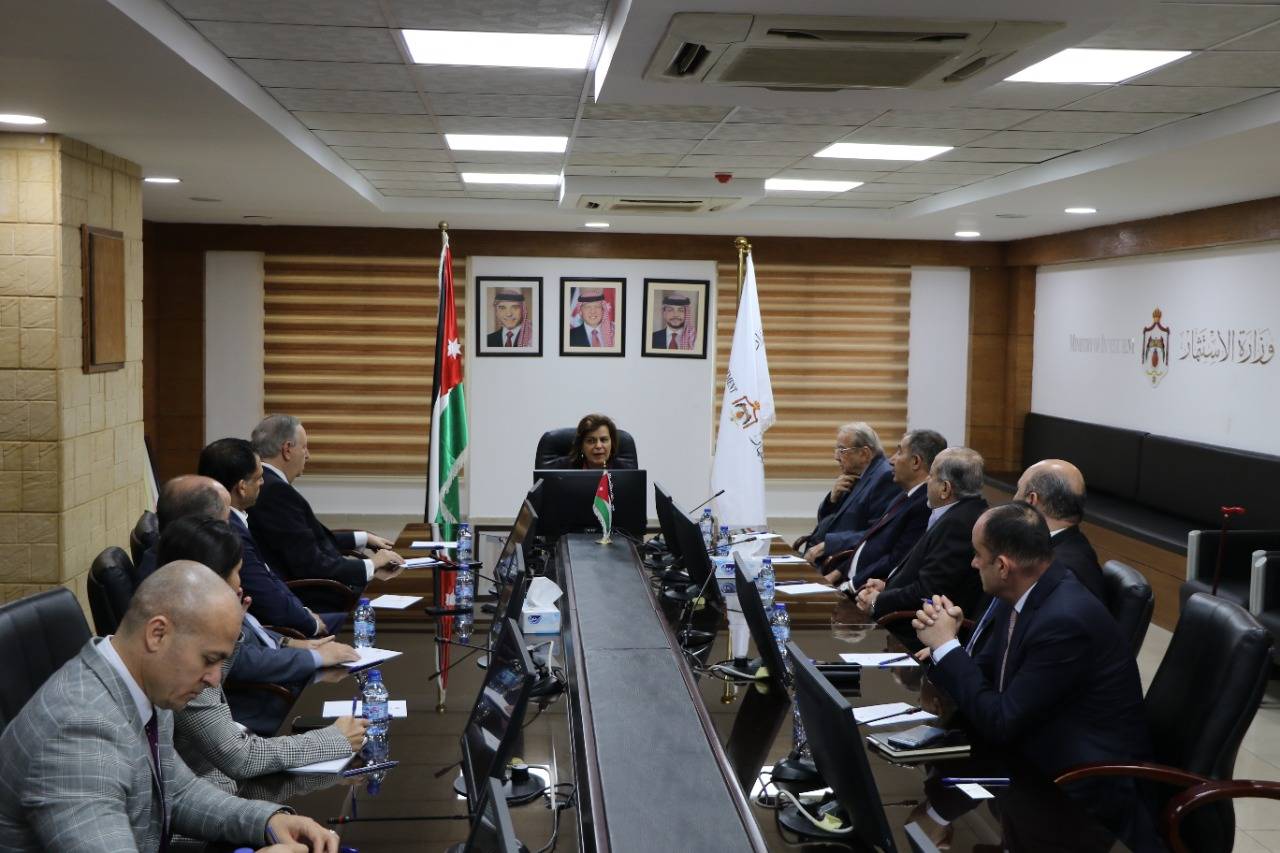 وزيرة الاستثمار تبحث آليات التعاون المشترك مع جمعية رجال الأعمال الأردنيي