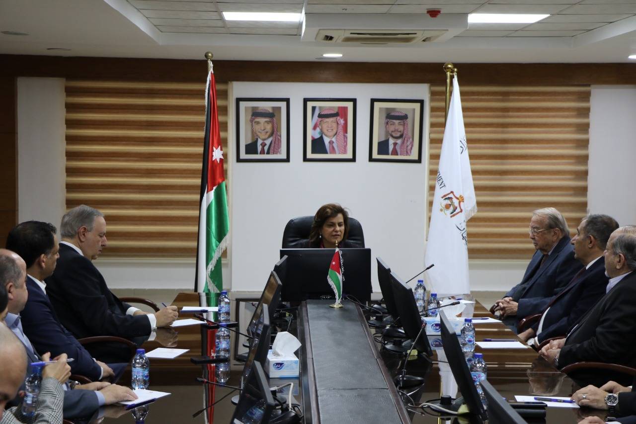 وزيرة الاستثمار تبحث آليات التعاون المشترك مع جمعية رجال الأعمال الأردنيي