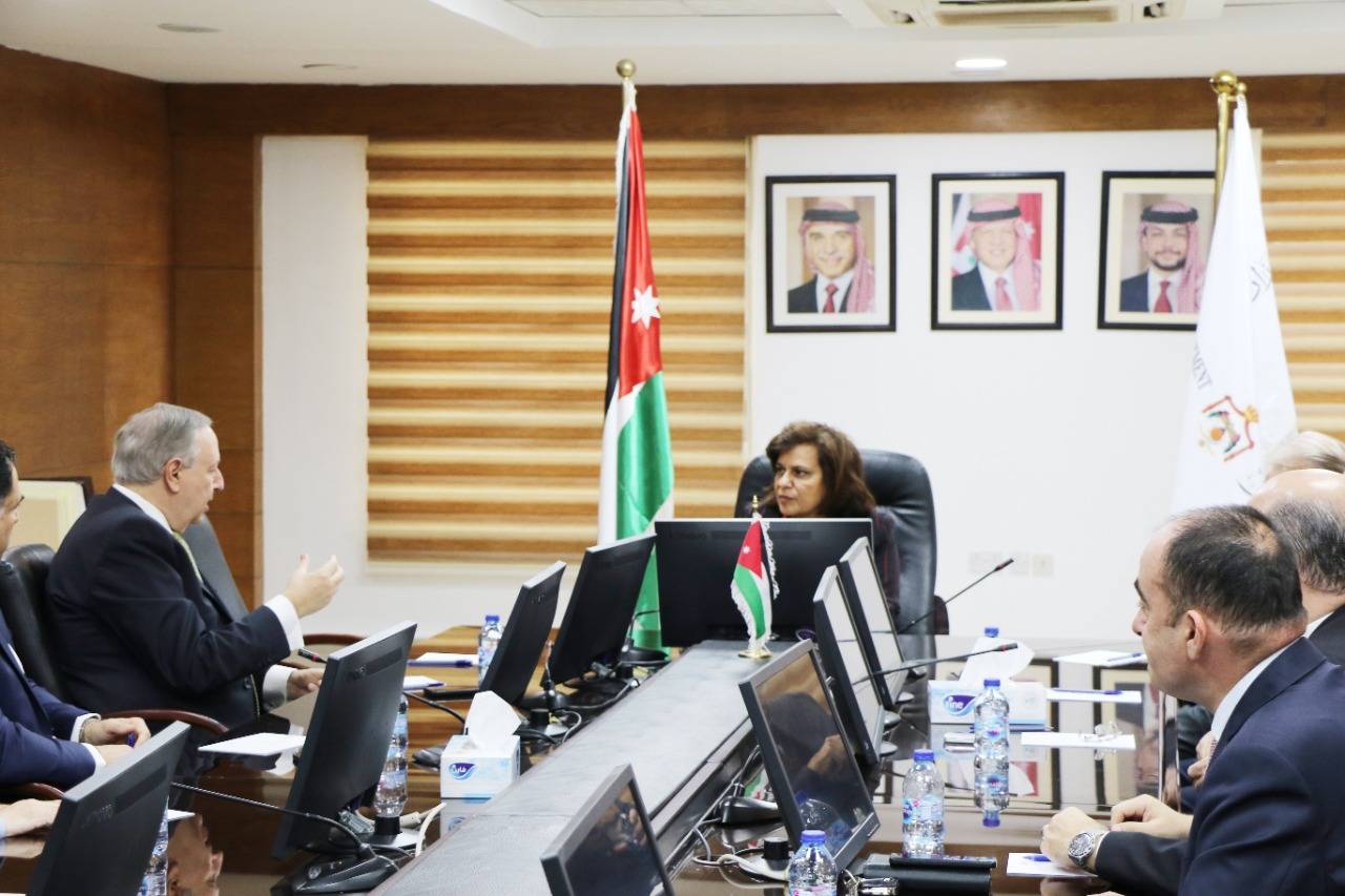 وزيرة الاستثمار تبحث آليات التعاون المشترك مع جمعية رجال الأعمال الأردنيي