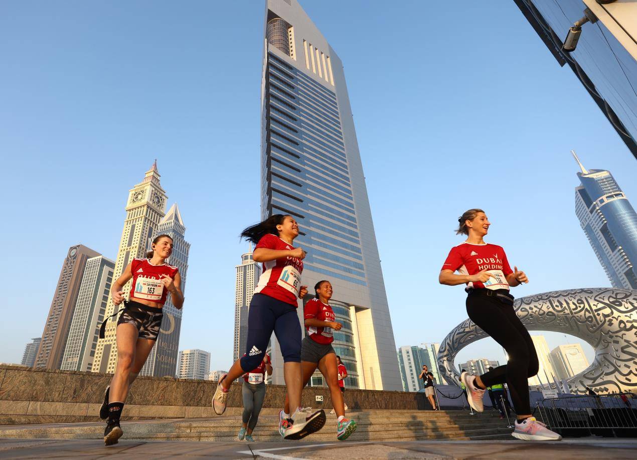اختتام سباق دبي القابضة سكاي رن 2022 مع أبطال عالميين جدد وأرقام قياسية غير مسبوقة في رياضة جري الدرج
