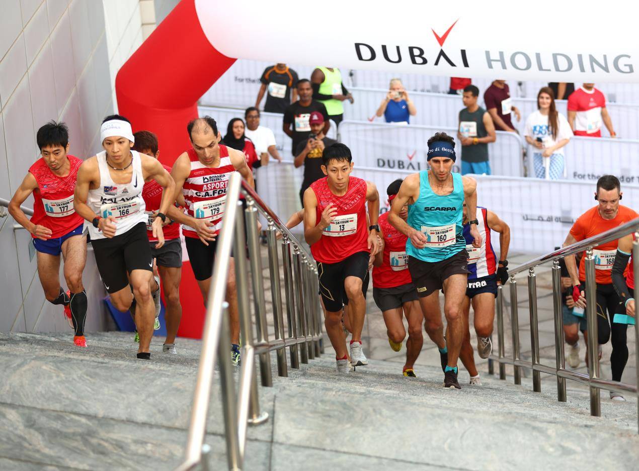 اختتام سباق دبي القابضة سكاي رن 2022 مع أبطال عالميين جدد وأرقام قياسية غير مسبوقة في رياضة جري الدرج