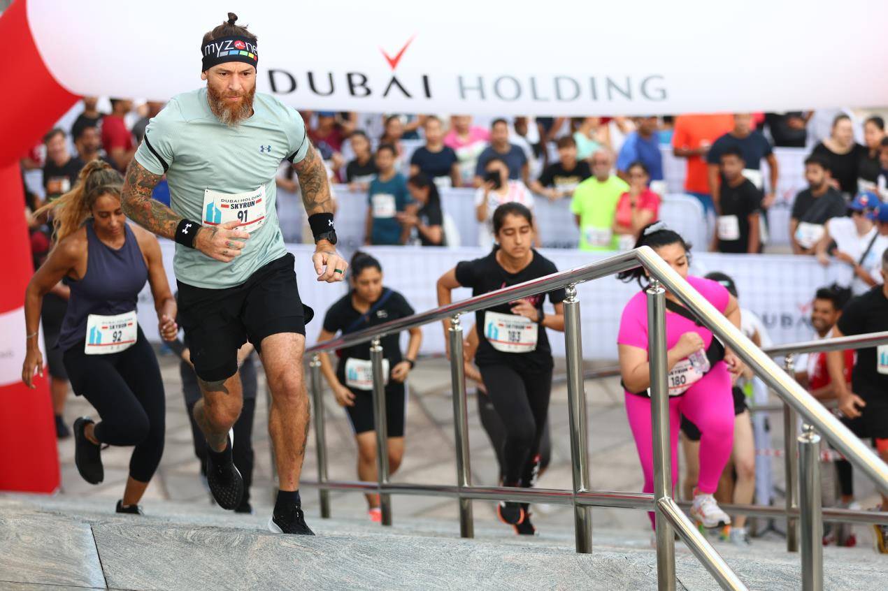 اختتام سباق دبي القابضة سكاي رن 2022 مع أبطال عالميين جدد وأرقام قياسية غير مسبوقة في رياضة جري الدرج