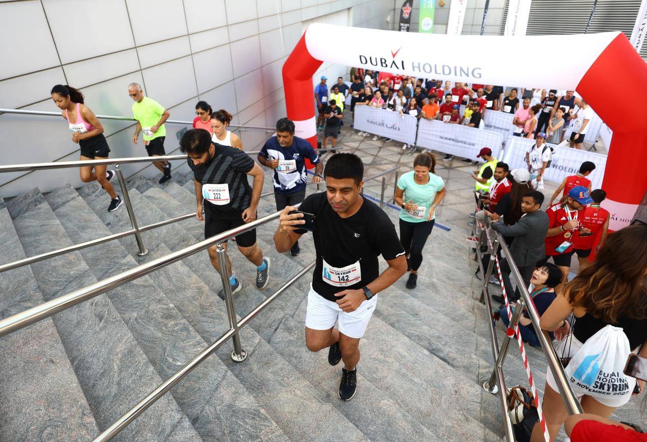 اختتام سباق دبي القابضة سكاي رن 2022 مع أبطال عالميين جدد وأرقام قياسية غير مسبوقة في رياضة جري الدرج