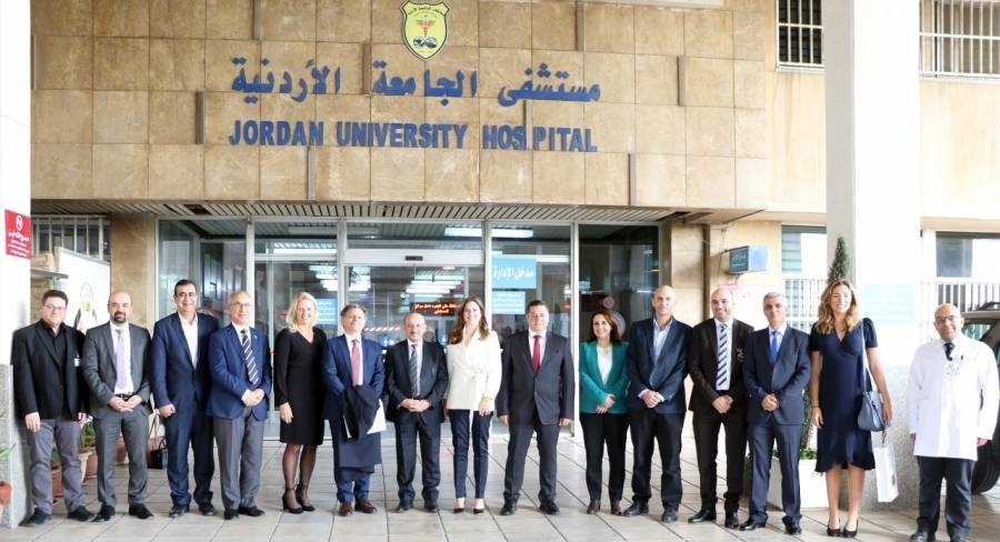وفد سويدي يطلع على سير العمل في وحدة الجامانايف في مستشفى الجامعة الأردنية