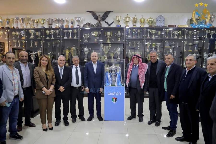 مجلس إدارة النادي الفيصلي يستقبل وفد من أهالي مدينة الخليل .. صور