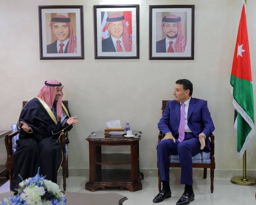الصفدي يلتقي سفير السعودية ويصف فوز منتخبها فخر لكل العرب