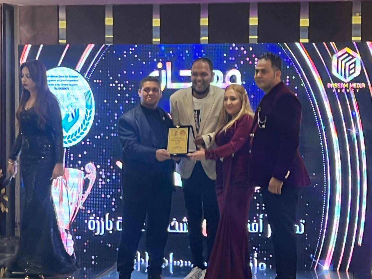 مهرجان 100 Top الدولي يكرم الإعلامي ( هتان زمزمي )  