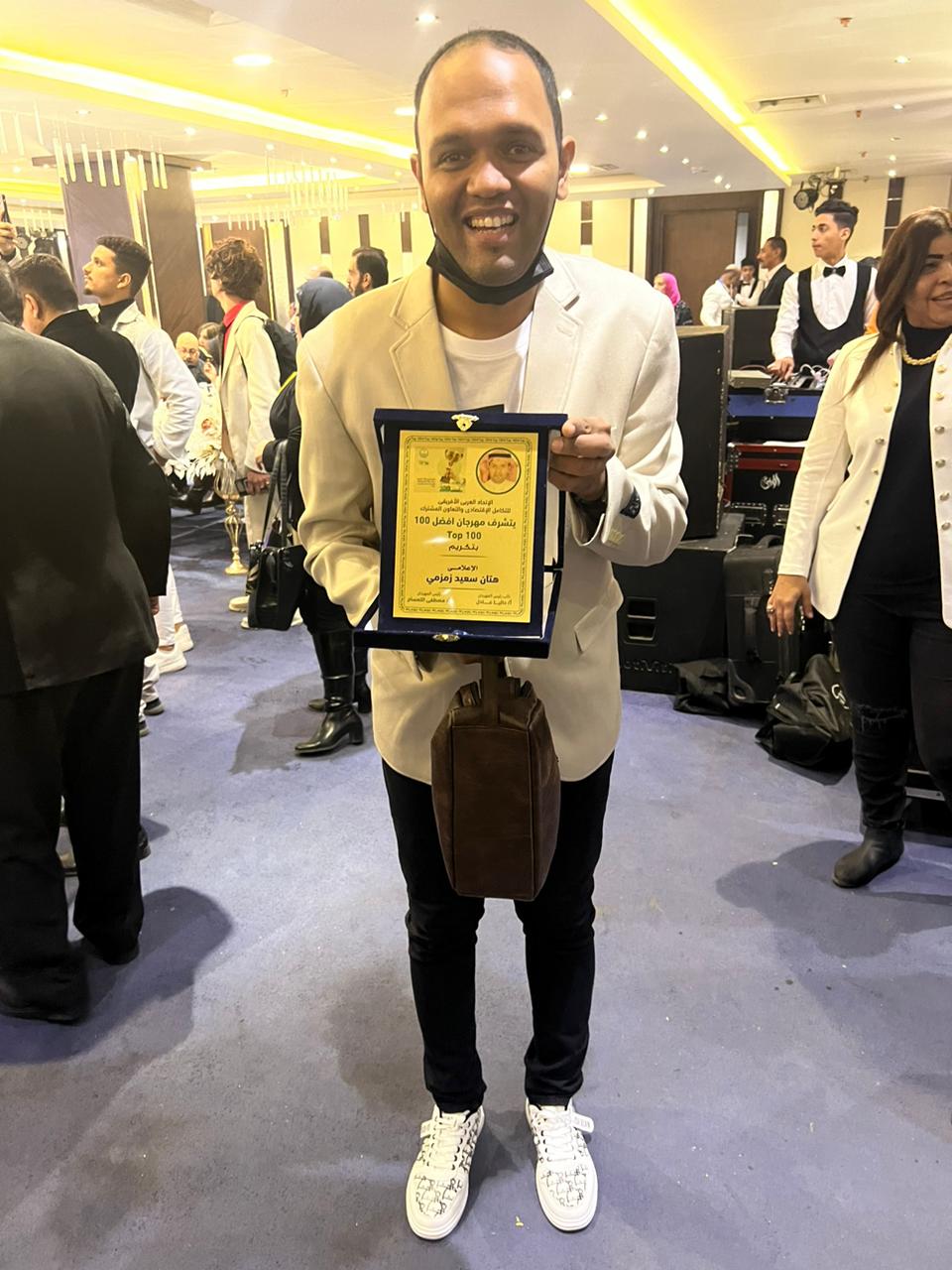 مهرجان 100 Top الدولي يكرم الإعلامي ( هتان زمزمي )  